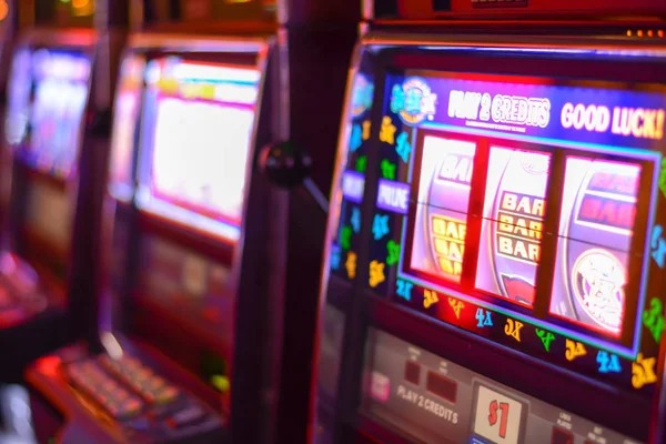 Live Dadu Online dealer rolling two dice at winstard4d studio